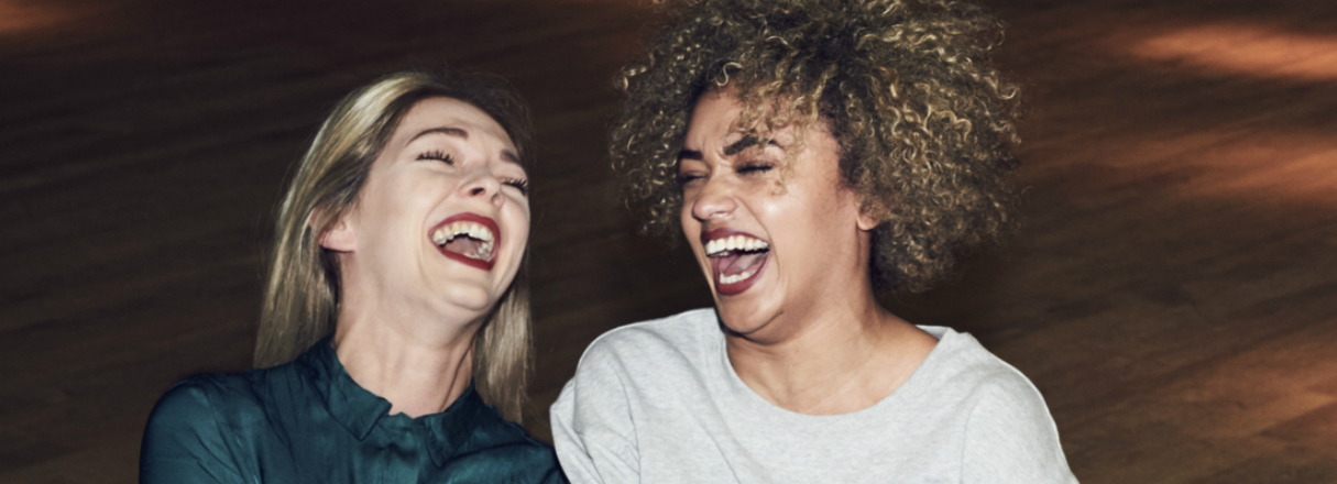 twee vrouwen lachen 1