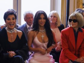 Anna Wintour negeert Kim Kardashian compleet bij Victoria Beckham show 1024x715